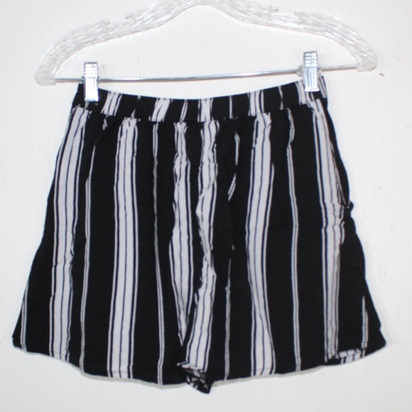 Hollister Black And White Striped Light Weight Culotte Shorts — Size XS - Picture 4 of 5